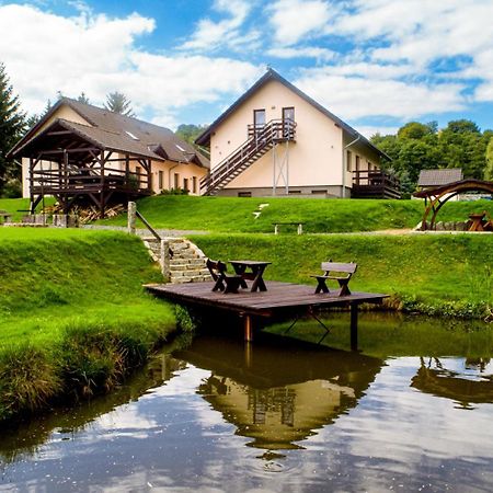 Czerwony Dworek Apartments: Green Oasis with Playground, Grill & Fishing Pond Myslakowice Exterior photo